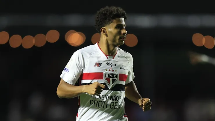Lateral tem contrato com o São Paulo até junho de 27 - Foto: Miguel Schincariol / São Paulo FC
