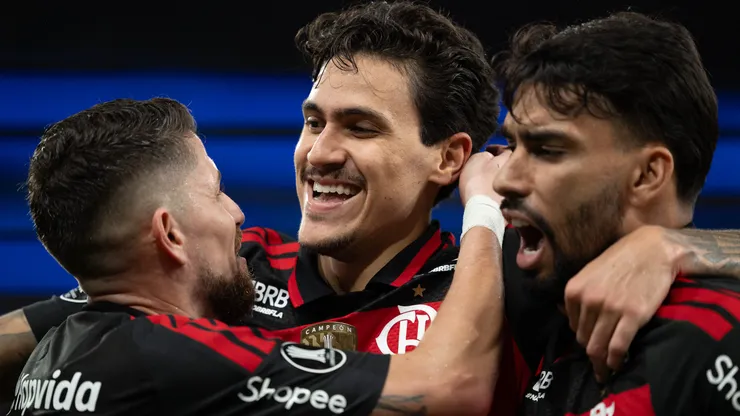 - Pedro jogador do Flamengo comemora seu gol com Jorginho e Paquetá durante partida contra o Estudiantes no Maracanã