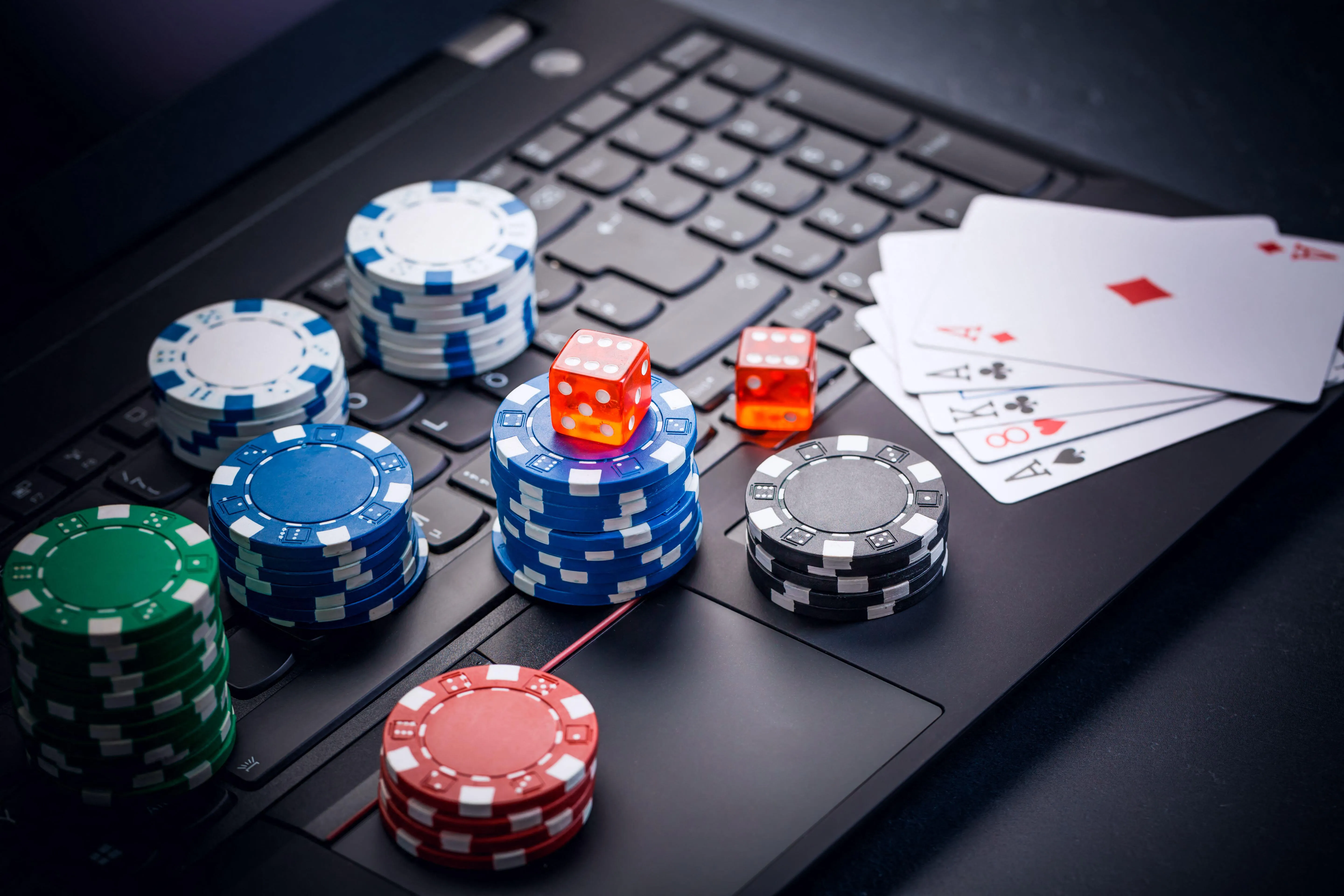 Há diferentes formas de jogar poker online com dinheiro real.