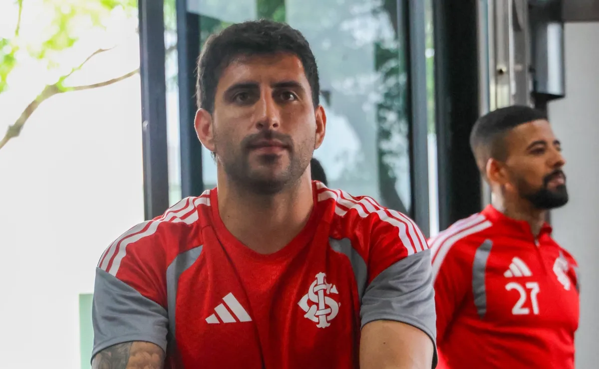 Maripán volta a treinar com o elenco do Internacional e será titular contra o Botafogo no Brasileirão