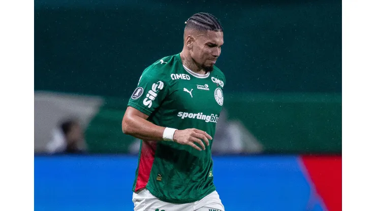 Paulinho sofreu trauma na panturrilha, mas problema não é considerado grave no Palmeiras