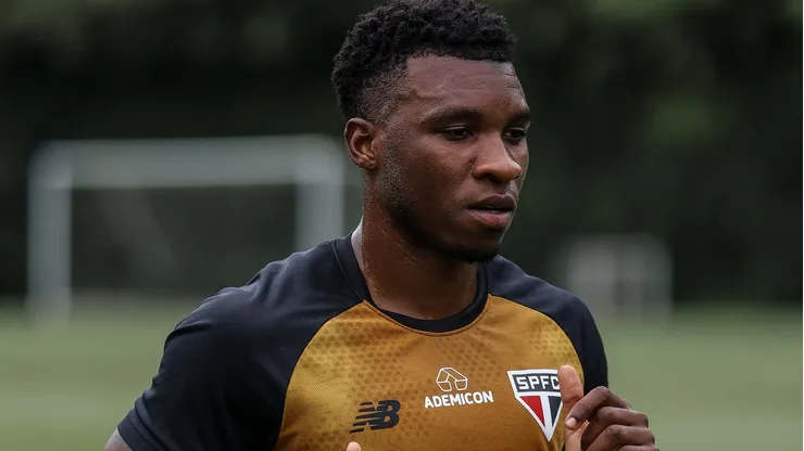 Lateral correndo no gramado - Foto: Erico Leonan / São Paulo FC