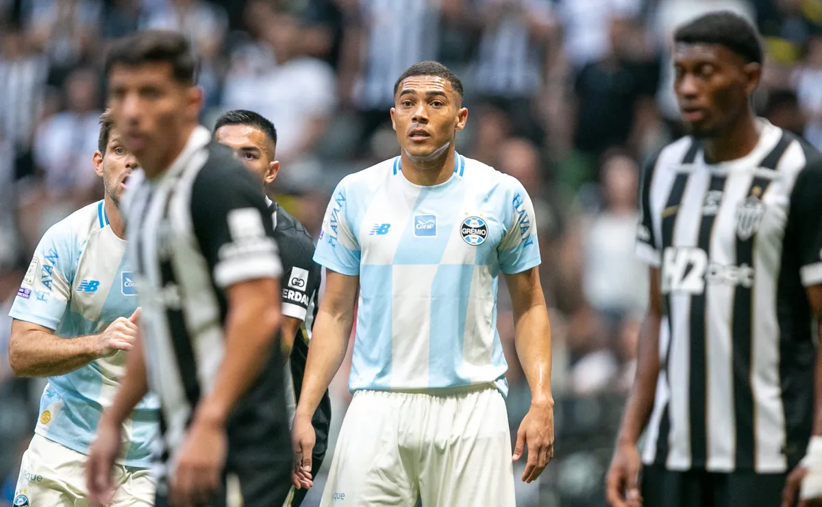 Atlético-MG consulta staff de Carlos Vinícius e monitora situação do centroavante do Grêmio