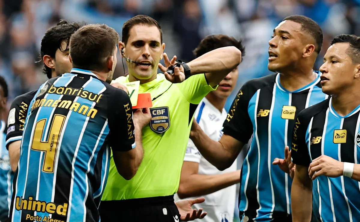 Walter Kannemann pega pena leve no STJD e desfalca o Grêmio apenas contra o Coritiba