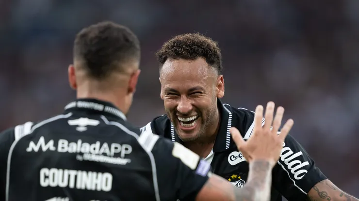 Coutinho comemorando gol ao lado de Neymar.