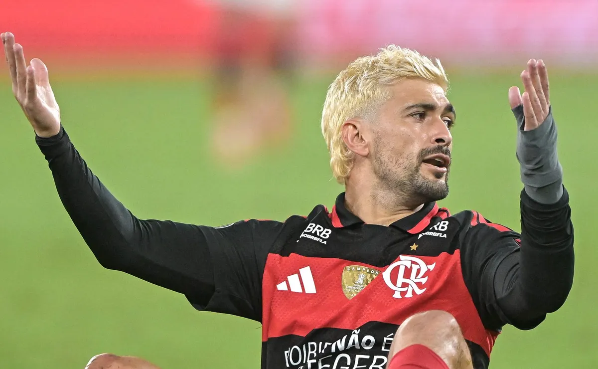Arrascaeta admite Flamengo irreconhecível em eliminação da Libertadores: “Cobra muito caro”