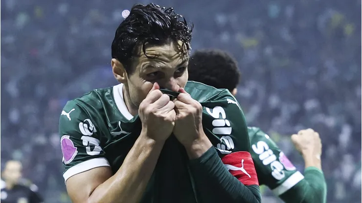 Veiga volta a São Paulo neste fim de semana para passar por procedimento no ombro; meia está nos planos de Abel para 2027