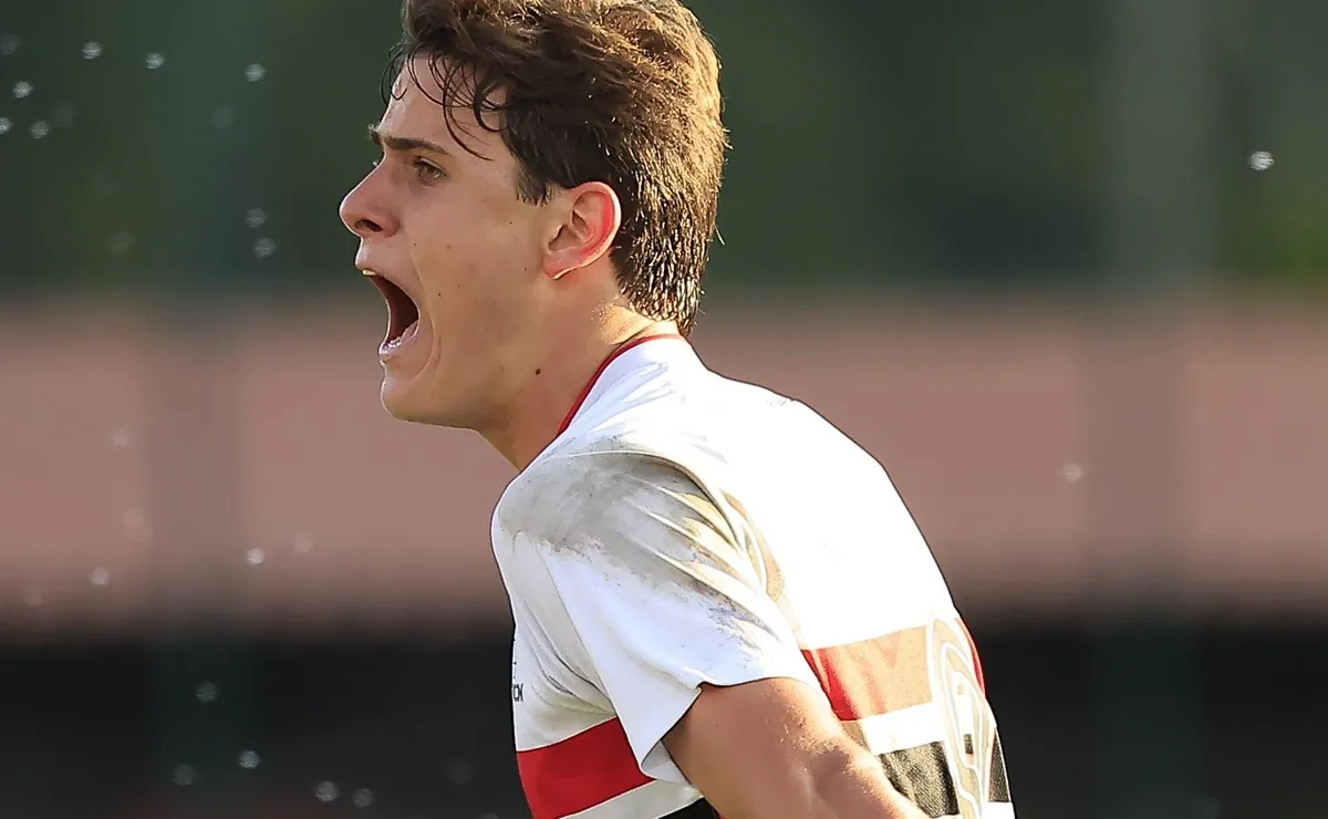 João Costa cresce no São Paulo, vira destaque no sub-20 e mira espaço na Copinha