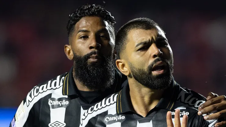 Gabigol ao lado de Rodinei durante comemoração de gol.