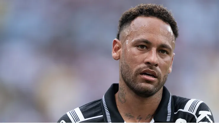Neymar em campo com a camisa do Peixe.