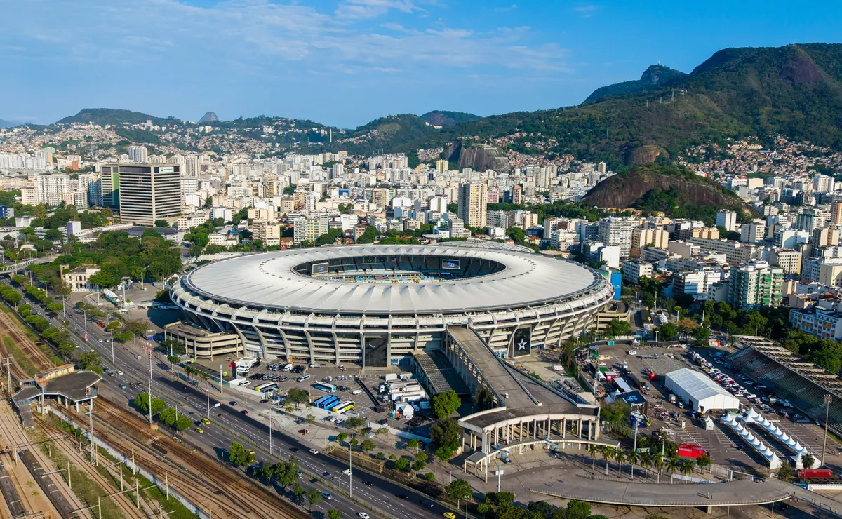Torcedores são barrados com adesivos políticos e estádios do Rio de Janeiro divergem sobre regras