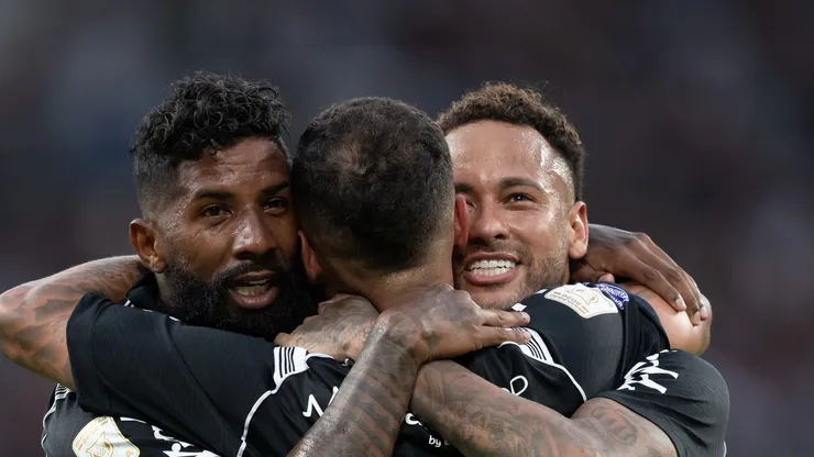 Coutinho comemorando gol ao lado de Rodinei e Neymar.