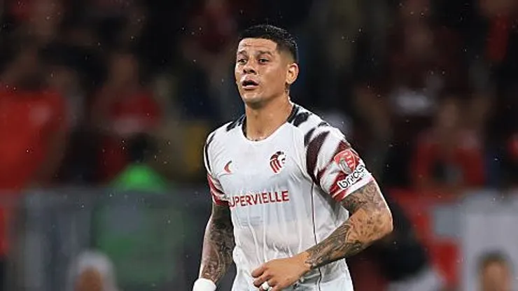 Marcos Rojo em ação no duelo com o Flamengo no Maracanã. Sua escalação gerou debate e pedido de punição por parte do clube carioca (Photo by Buda Mendes/Getty Images)