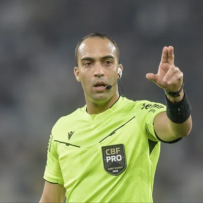Árbitro interrompe jogada que poderia dar gol ao Inter