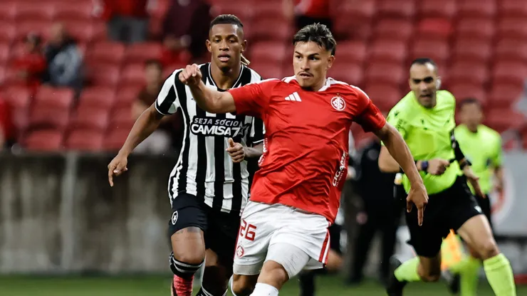 Alexandro Bernabei jogador do Internacional durante partida contra o Botafogo. Foto: Roberto Vinicius/AGIF