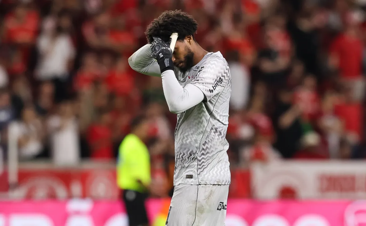 Corinthians vê Hugo Souza falhar em gol de Pumita após sequência de erros defensivos