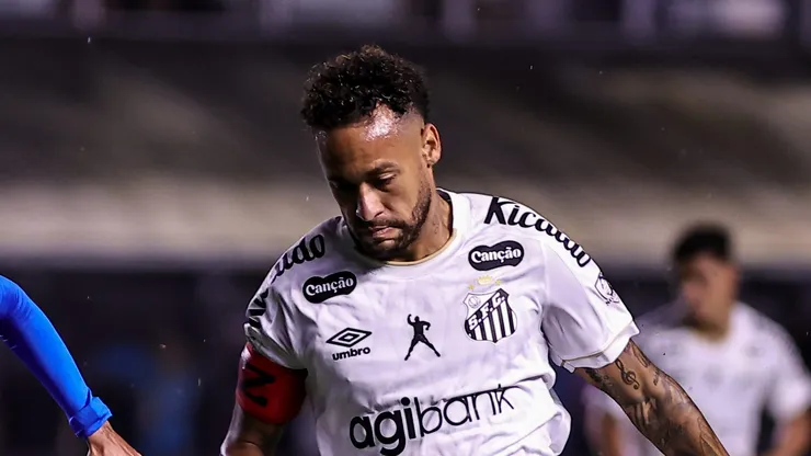 Neymar em campo durante jogo contra o Bahia.