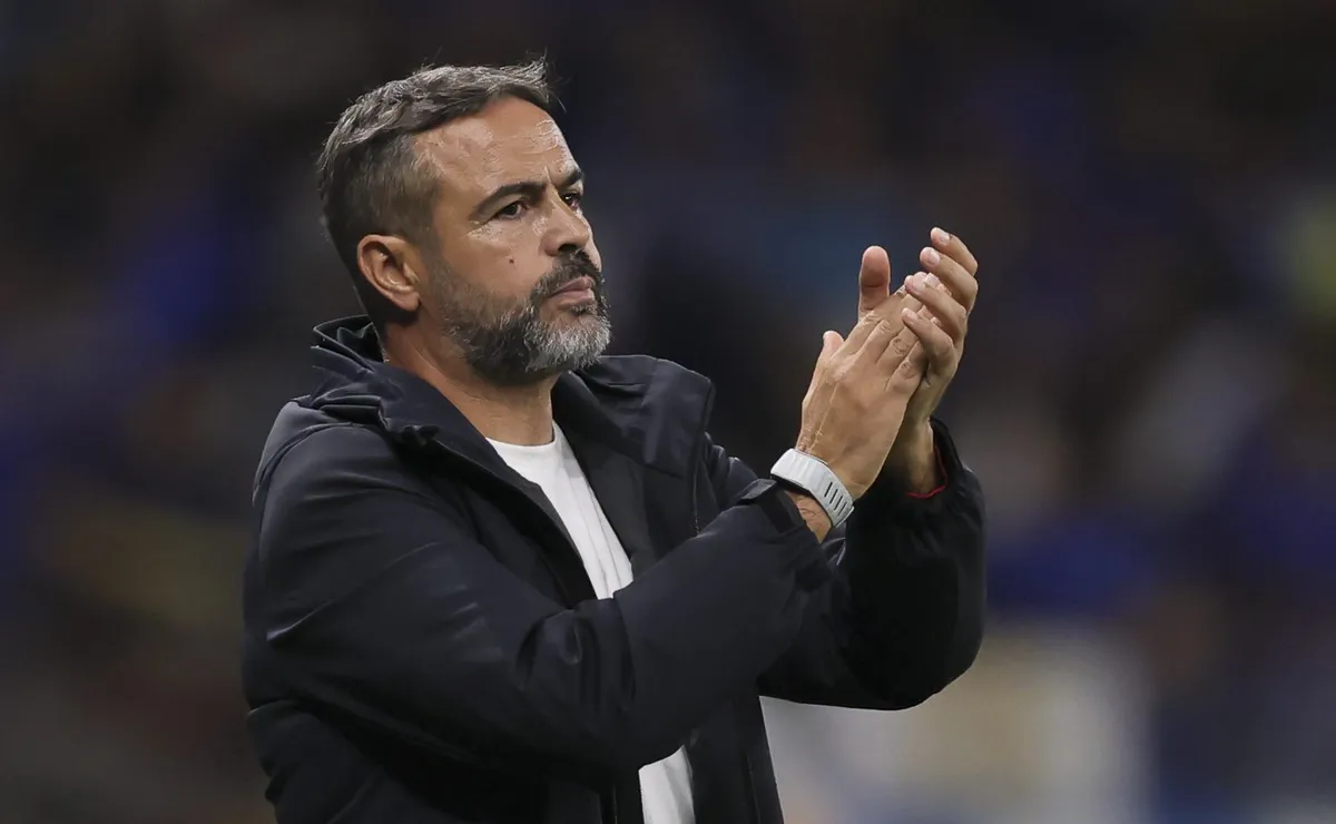 Artur Jorge rebate crítica sobre Cruzeiro ser mal treinado e destaca campanha do time no Brasileirão