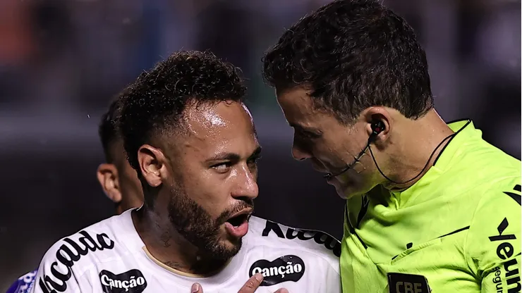 Neymar reclamando com Sávio Pereira Sampaio durante jogo na Vila.