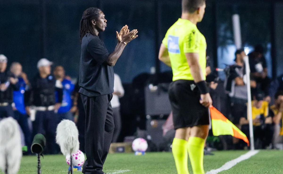 Opinião: Seedorf falha na leitura do elenco e não percebe o que o momento do Corinthians exige