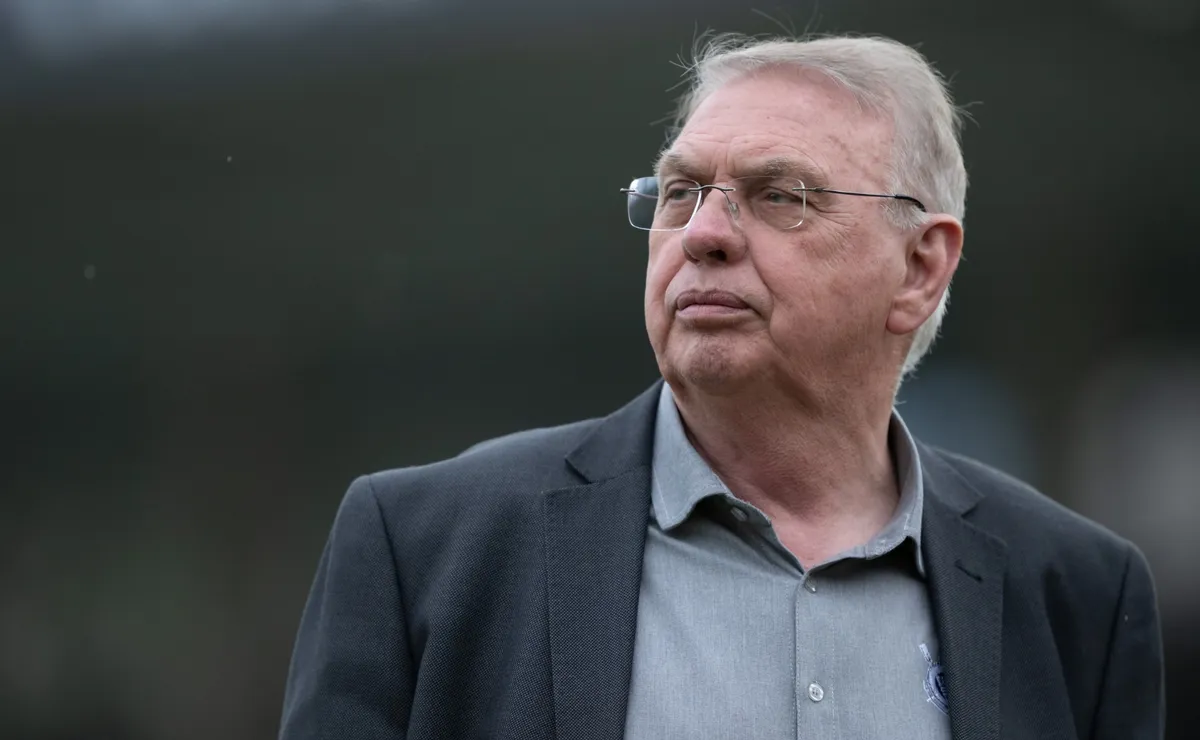 Corinthians tem Júlio César como alternativa interna no departamento, mas Stabile concentra decisões