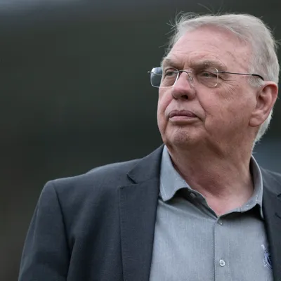 Stabile mantém controle do futebol após saída de Paz