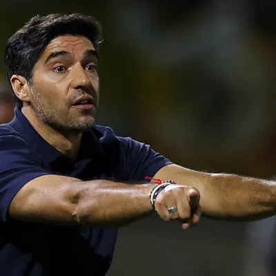 Vitória sobre Bragantino dá pistas a Abel e muda disputa interna no Palmeiras