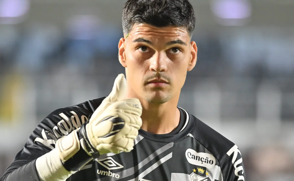 Santos prometeu projeto de longo prazo a Gabriel Brazão quando goleiro estava na mira do Flamengo