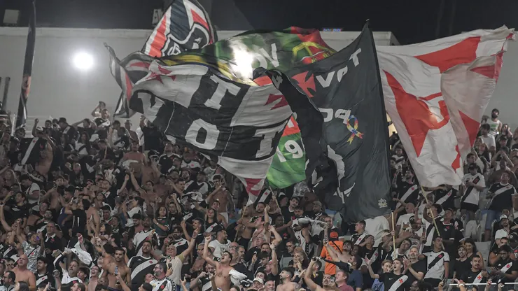 Torcida do Vasco durante partida contra Flamengo no estádio Maracanã. Foto: Thiago Ribeiro/AGIF