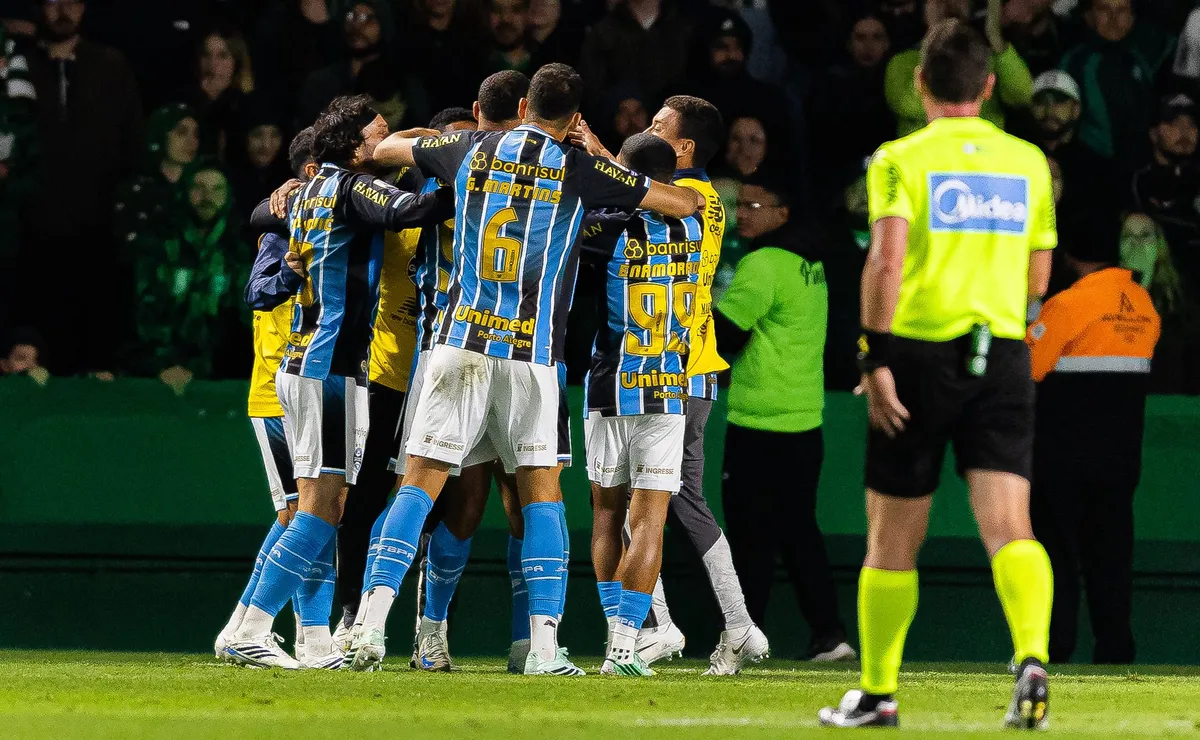 Grêmio supera o Coritiba no Couto Pereira com gol heroico no fim e ganha fôlego na Série A