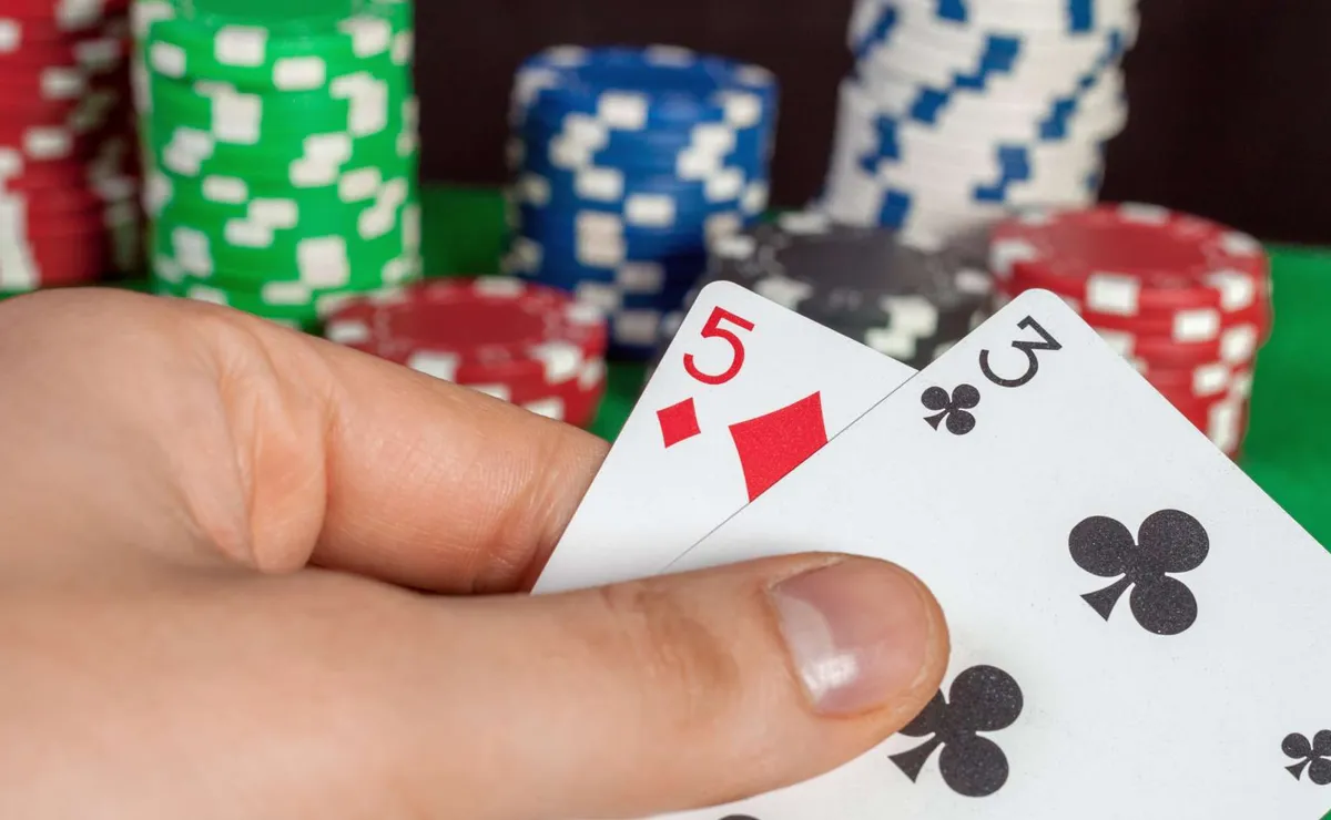 O que é blefe no poker? Tipos, quando usar e erros a evitar