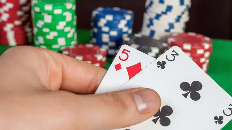 O que é blefe no poker? Tipos, quando usar e erros a evitar