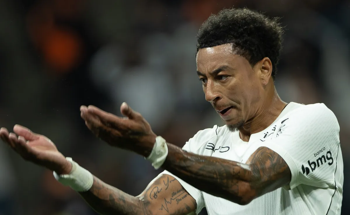 Corinthians confirma fraturas nas costelas de Lingard e atacante terá cuidados especiais no CT