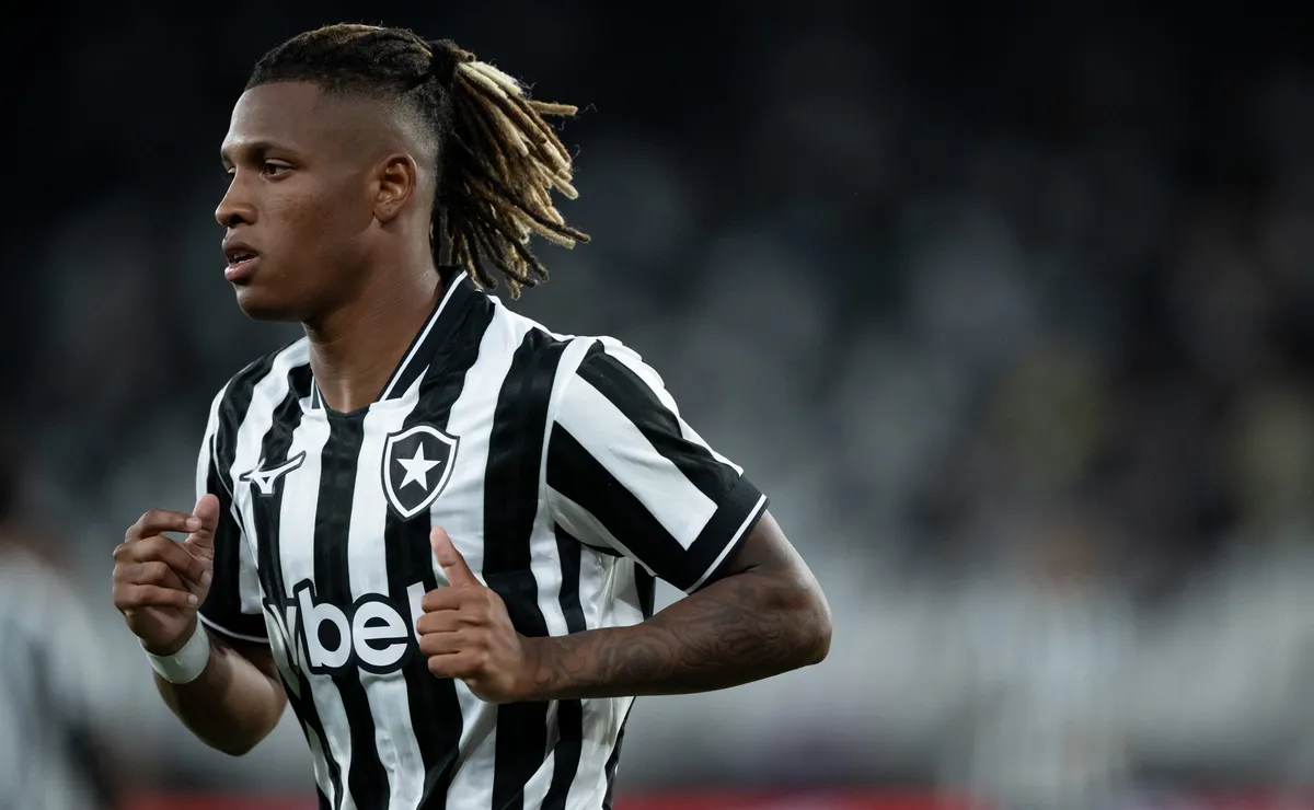 Danilo fica fora de jogo do Botafogo contra o Remo após sentir dores musculares