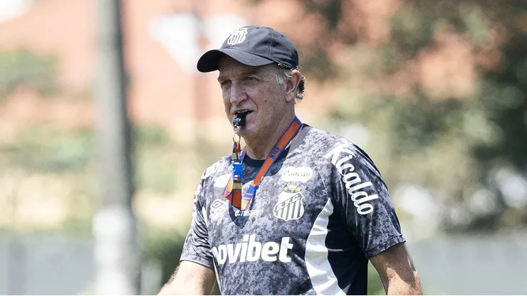 Cuca durante treino no CT Rei Pelé - Foto: Reinaldo Campos/ Santos F.C.