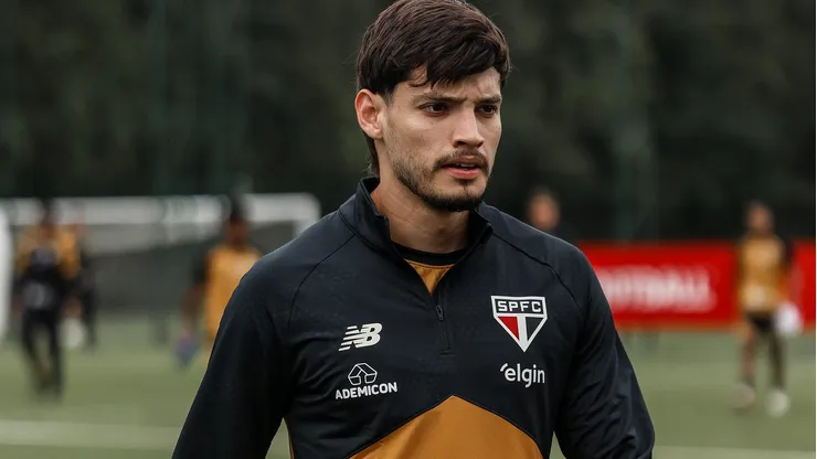 Volante tem contrato até dezembro de 2027 - Foto: Erico Leonan / São Paulo FC