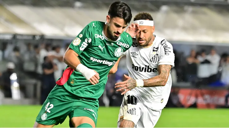 Flaco Lopez disputa lance com Neymar no primeiro duelo das semifinais da Copa do Brasil na Vila Belmiro. Foto: Jota Erre/AGIF