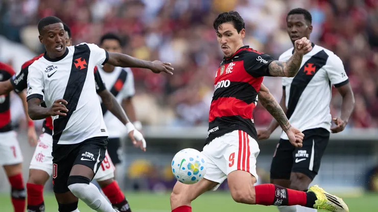 - Pedro jogador do Flamengo chuta para marcar seu gol durante partida contra o Vasco