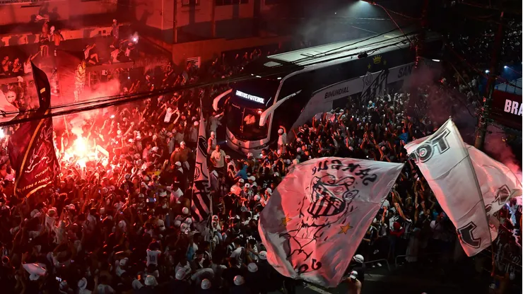Corredor de fogo em Santos x Bahia - Foto: Jota Erre/AGIF.
