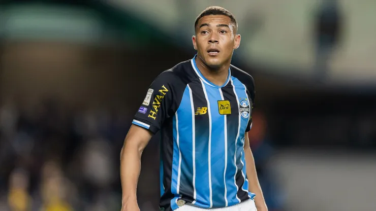 Carlos Vinícius durante partida pelo Grêmio. Foto: Paulo De Tarso/AGIF