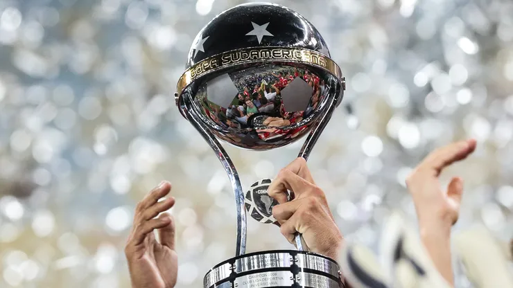 Jogadores do Independiente comemoram com o troféu após a vitória da final da Copa Sul-Americana 2017 entre Flamengo e Independiente. (Photo by Buda Mendes/Getty Images)