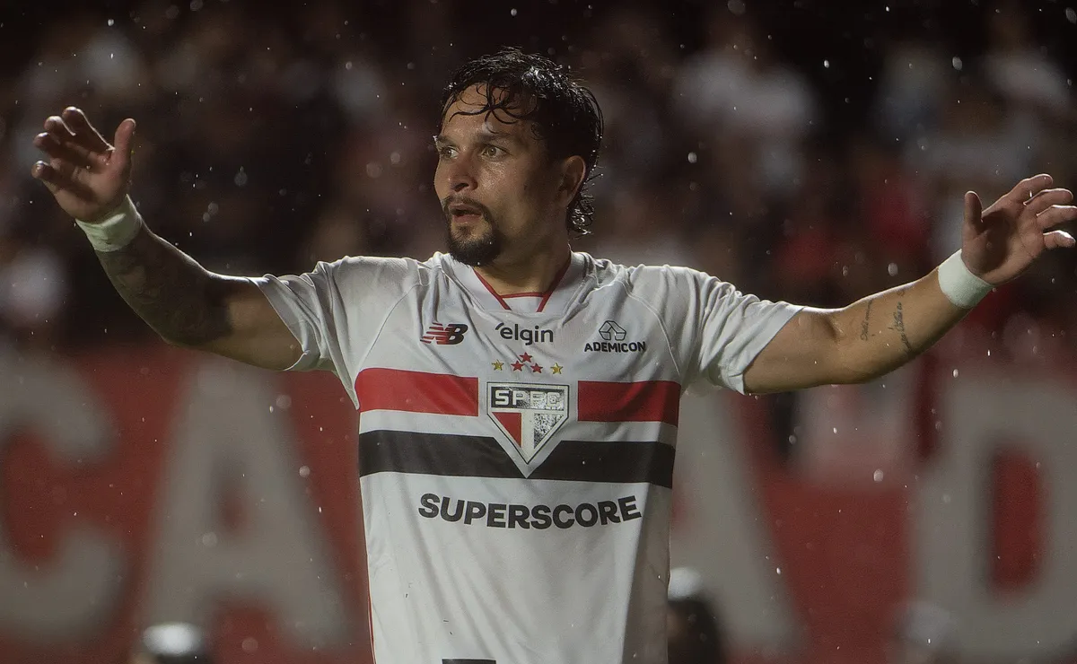 Dirigente do São Paulo descarta troca de Artur por Ferreirinha com o Botafogo