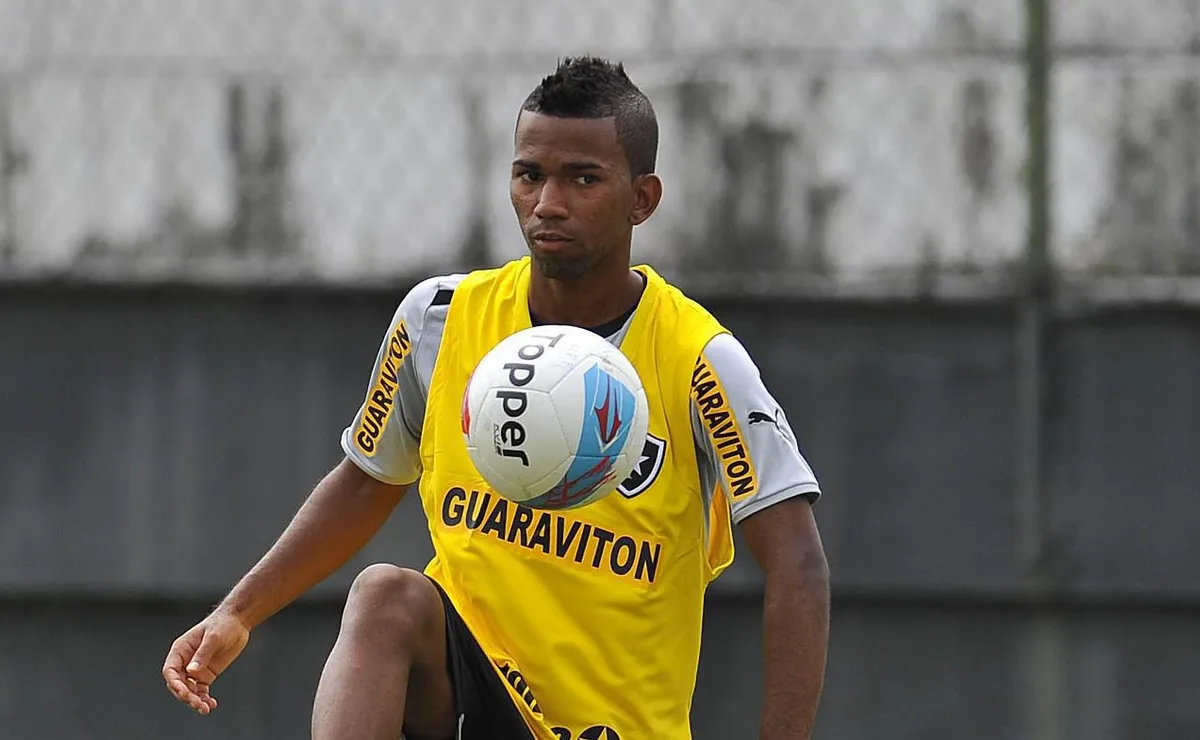 Cidinho aciona Botafogo na Justiça e cobra indenização de quase R$ 10 milhões por fim precoce da carreira