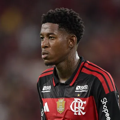 Destaque contra o Vasco, Vitão acirra briga por vaga no Flamengo