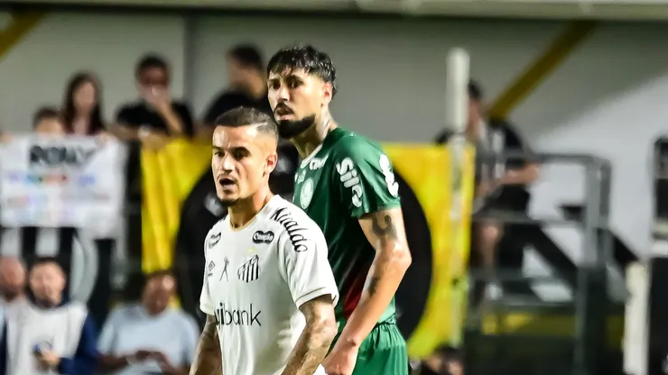 Coutinho ao lado de Barboza durante o jogo na Vila.