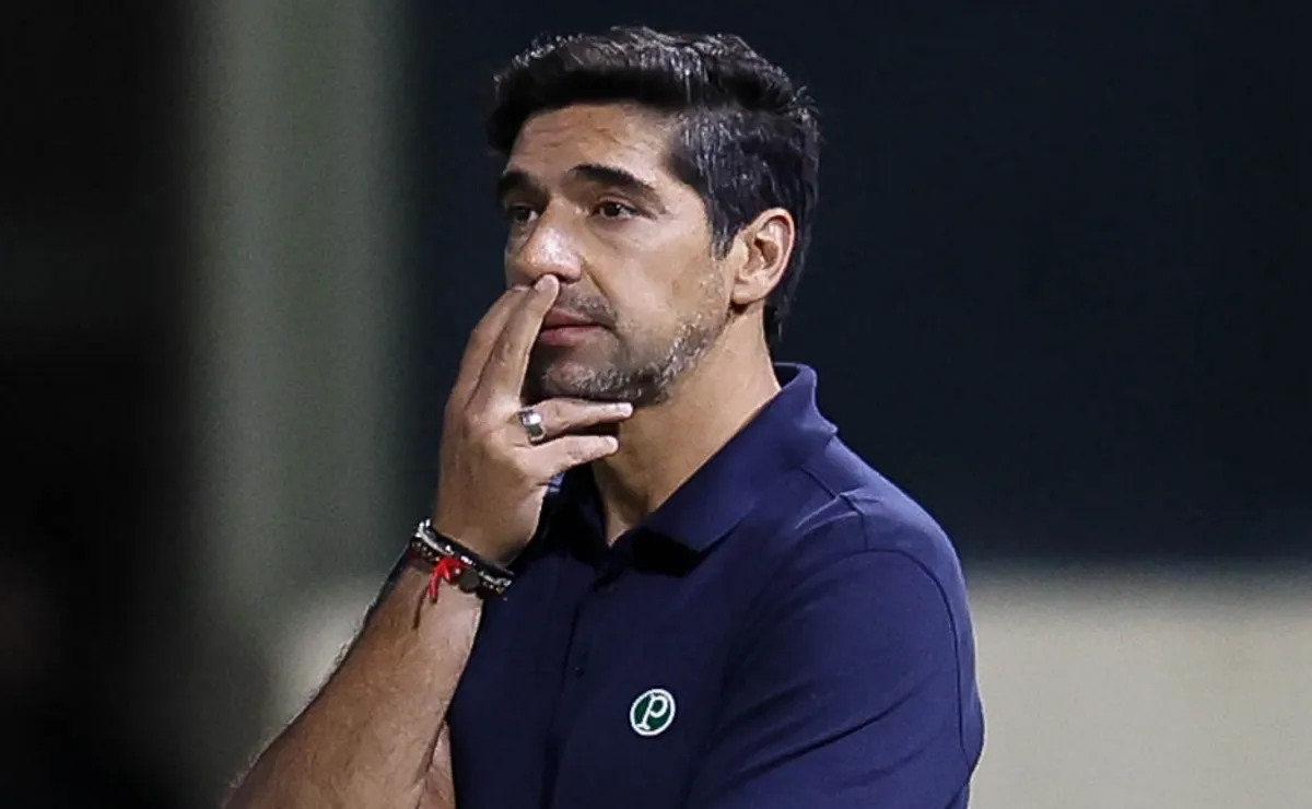 Abel insiste em 3 zagueiros e 3 volantes, revolta torcida e expõe limites táticos contra o Santos