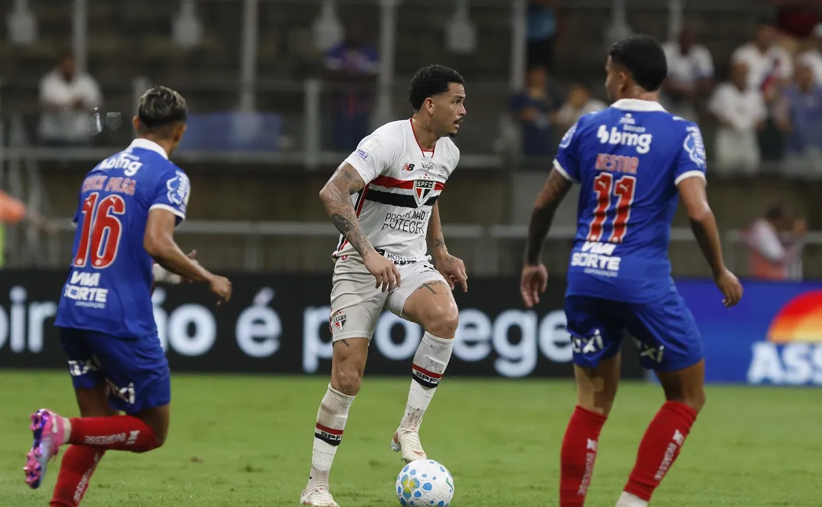 Luciano passa ileso contra o Bahia, evita suspensão e fica à disposição do São Paulo para o clássico