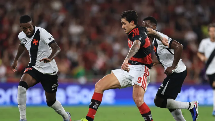 Pedro (na imagem) precisa voltar a fazer gols e nada melhor do que um clássico pesado como esse - Foto: Buda Mendes/Getty Images