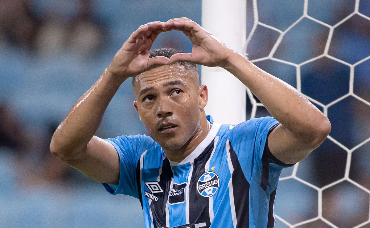 Vasco quer aplicar “chapéu” no Corinthians e busca assinar pré-contrato com Carlos Vinícius, do Grêmio
