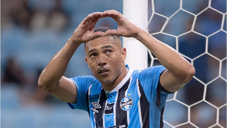 Carlos Vinícius vem agitando o mercado.